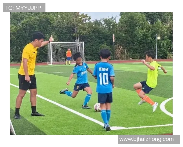 学问与球技并重的足球明星们如何在赛场内外展现智慧与才华 学问与球技并重的足球明星们如何在赛场内外展现智慧与才华