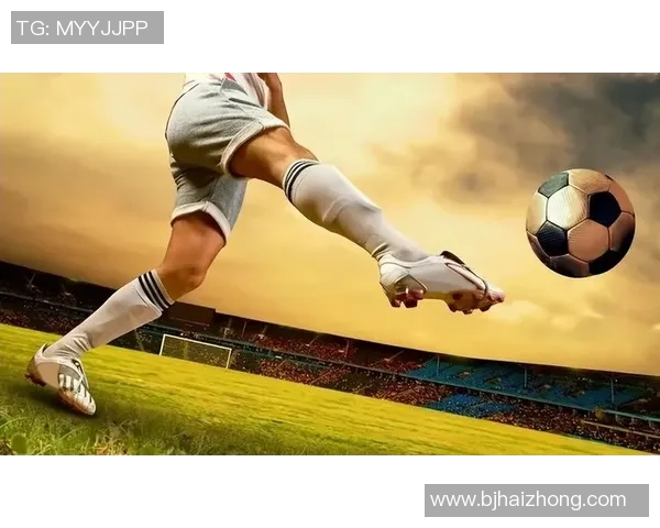 在沙滩上尽情模仿足球明星的精彩踢球瞬间